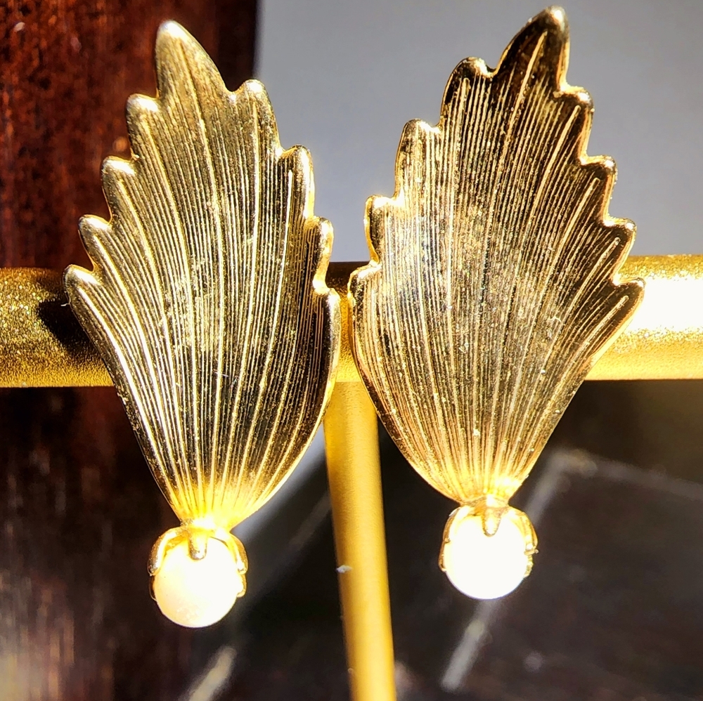 Vintage art Deco lightweight golden feather prong set pearl clip on earrings